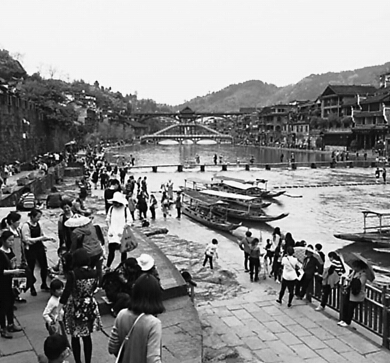 凤凰古城大门开 游客商户乐开怀1 凤凰古城大门开 游客商户乐开怀1