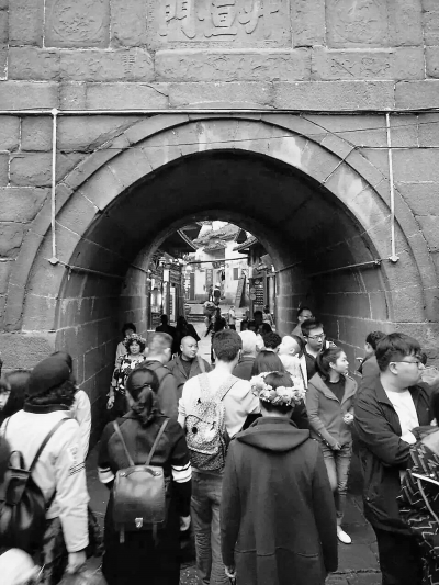 凤凰古城大门开 游客商户乐开怀 凤凰古城大门开 游客商户乐开怀