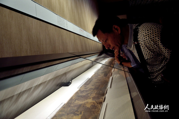 2015年9月8日，一位市民在北京故宫举办的“石渠宝笈特展”上参观北宋张择端的《清明上河图》。