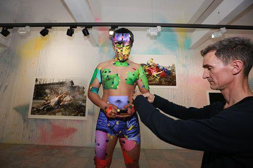 乌镇上演“即兴游戏” 建筑工人也可感受现代艺术