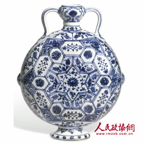 明永乐青花花卉锦纹如意耳扁壶 明永乐青花花卉锦纹如意耳扁壶