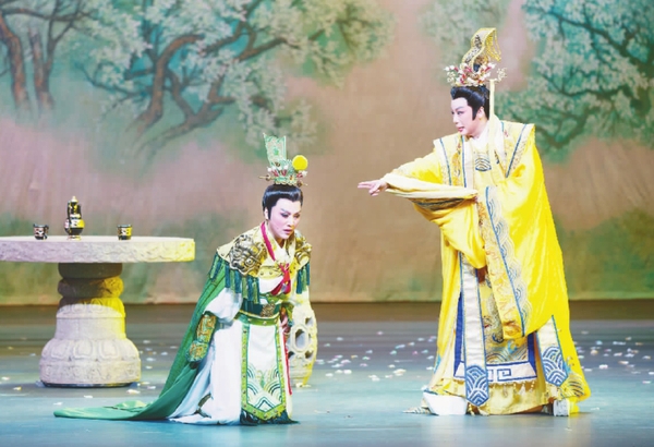 越剧《甄嬛》（下本）中，钱惠丽（右）饰皇帝玄凌