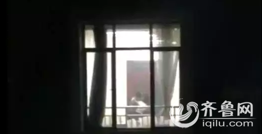 教室里一对男女当场激情迸发做着各种不雅的亲昵动作