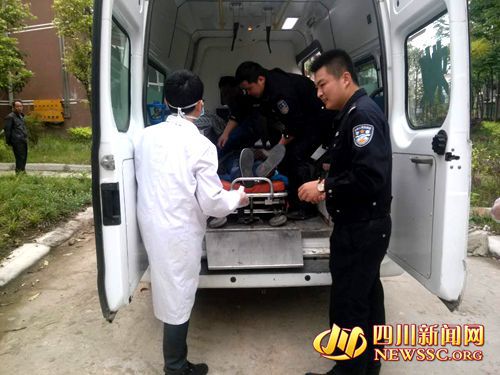 民警将男子送往救护车。警方供图