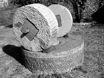 像石磨一般的纸碓。