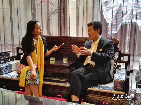 柴理明接受记者采访。