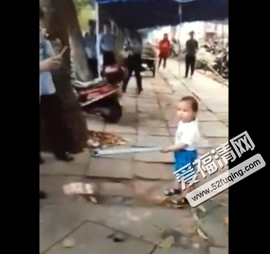 男孩钢管对抗城管 城管这次可怎么办