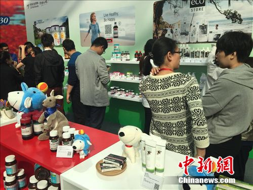 国内消费者在某跨境电商企业参观国外商品展示。<a target='_blank' href='http://www.chinanews.com/' >中新网</a> 吴涛 摄