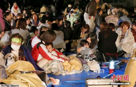 躲避地震的民众。当地消防部门仍在加紧确认具体遭灾情形。政府官员承认目前对人员受害情形尚未能把握。