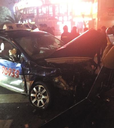 资料图：上海超跑撞车5人伤，肇事方有人直播飙车实况。该图片系《新京报》报道此事时刊载的网络截图。