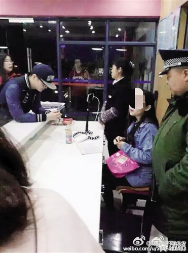 资料图：安保人员制止女主播(右二)直播女生宿舍。 图片来源：网友微博截图