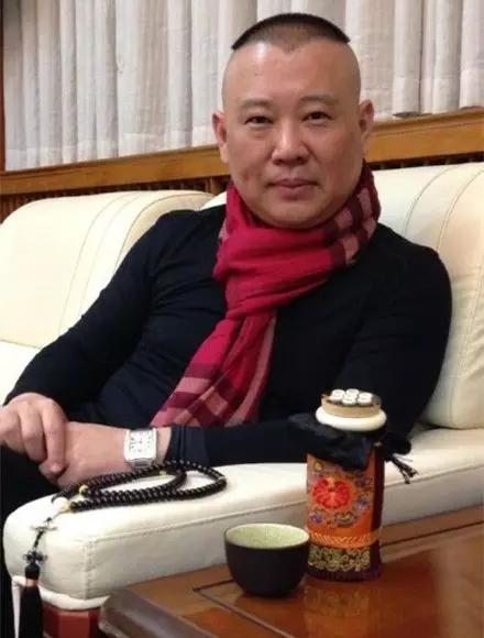 郭德纲还喜欢收藏佛牌，甚至有传闻，中国好的佛牌都被郭德纲承包了。