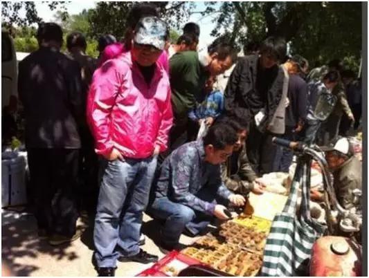 扇子也是郭德纲喜欢收藏的品类之一，在相声表演中经?；嵊τ玫?，久而久之便产生了浓厚的兴趣，不知不觉就积攒了一批。