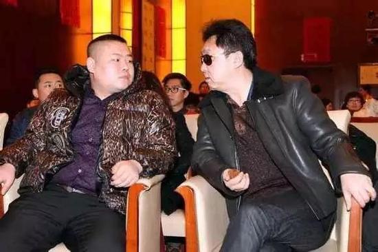 据说于谦一有时间就往文玩市场跑，也经常去地摊上捡漏。来看看他都有些什么宝贝~