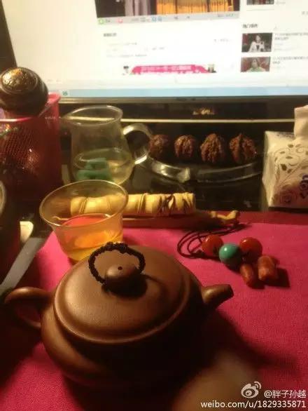 放眼望去，各类文玩齐聚一堂。