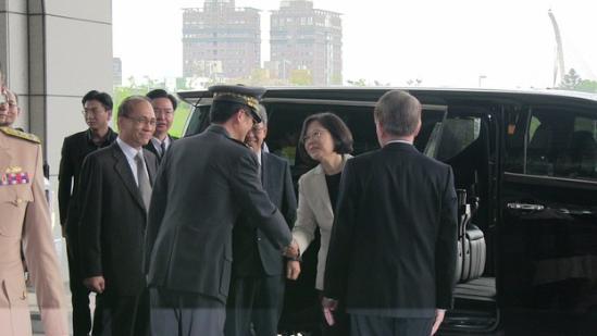 蔡英文首次到“国防部”了解“敌情”