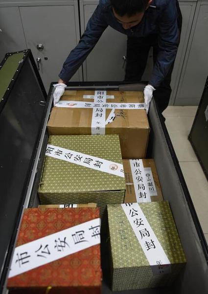 图为追回的被盗文物。