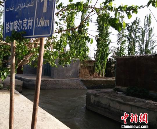 宽6米、深3米的水渠中水流湍急，虽已到春季，但水温只有零上二三度?！⊙铈面?摄