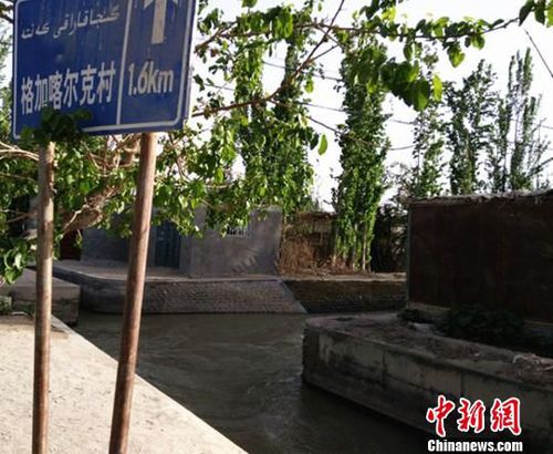 宽6米、深3米的水渠中水流湍急，虽已到春季，但水温只有零上二三度?！⊙铈面?摄