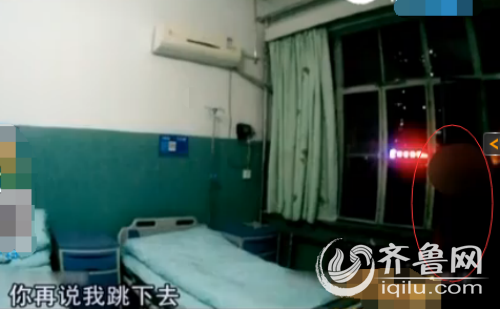 民警冲上前夺下女孩手中的刀，民警的动作够迅速，可女孩竟接着做出了更疯狂的举动，作势要跳楼。