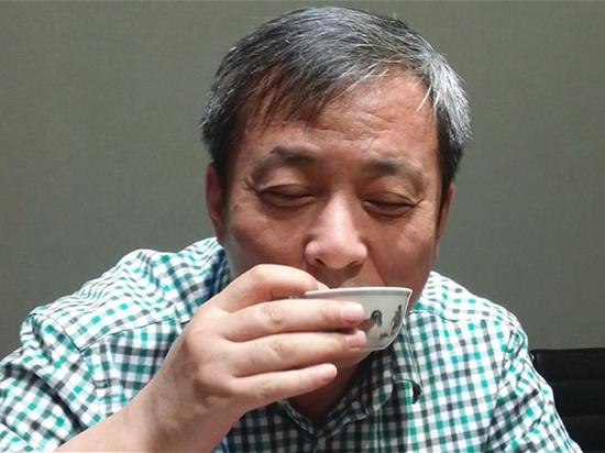 在耗资3640万美元买下了一尊明朝的鸡缸杯之后，他用这件古董喝茶的做法震惊了艺术界。

　　图片：courtesy Sotheby‘s。