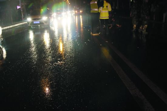 沈阳男子雨夜跪爬 沈阳男子雨夜跪爬