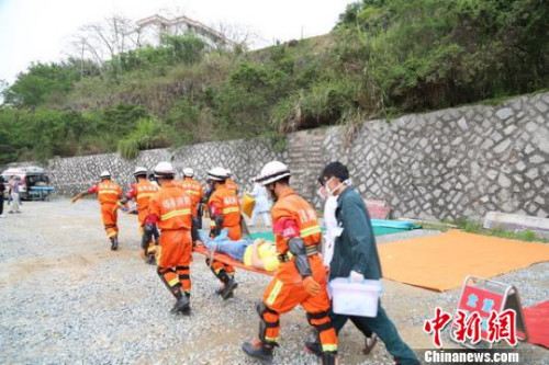 资料图:地震救援演练 点击进入下一页