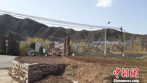 图为汤河口村。当地村民介绍，远处的山头背后就有放生狐狸出现。　吴合琴 摄