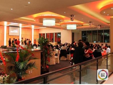 顾客在中餐馆用餐。