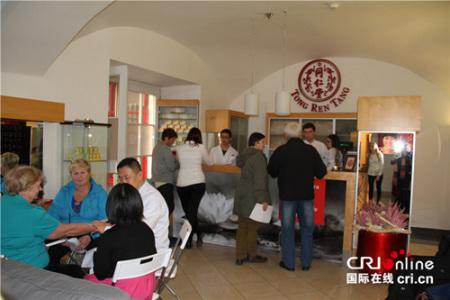 北京同仁堂在捷克举行的义诊现场。