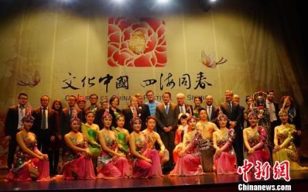 图为中国驻卢森堡大使黄长庆，卢森堡首相贝特尔等和演员合影。刘羡 摄