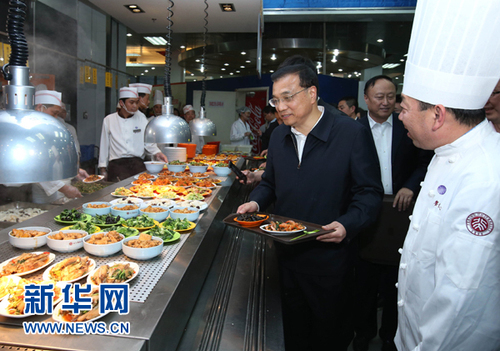 4月15日，中共中央政治局常委、国务院总理李克强到清华大学和北京大学就教育改革发展和实施创新驱动发展战略进行考察。这是李克强在北大学生食堂与学生们一起用餐，了解食堂饭菜价格和学生学习生活情况。 新华社记者庞兴雷摄