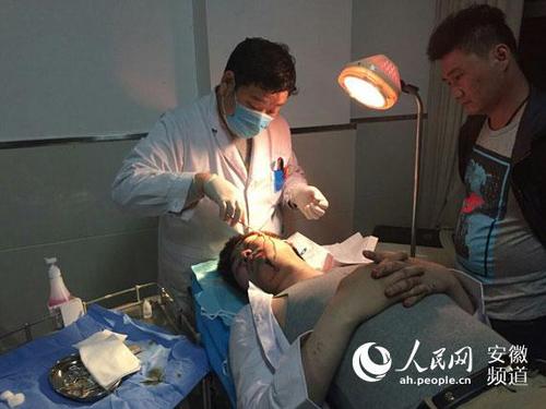 李洋在接受治疗