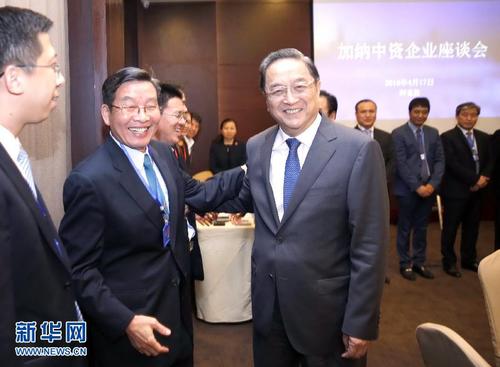 4月17日，正在加纳进行正式友好访问的全国政协主席俞正声在阿克拉与在加中资企业代表座谈。这是俞正声会前同企业家们亲切交谈。 新华社记者鞠鹏 摄