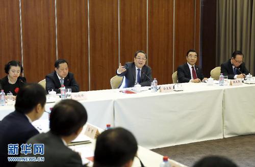 4月17日，正在加纳进行正式友好访问的全国政协主席俞正声在阿克拉与在加中资企业代表座谈。 新华社记者 鞠鹏 摄