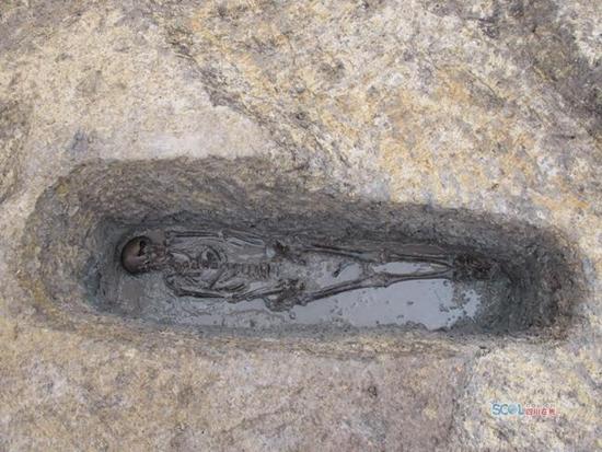 高山古城遗址发现的成人土坑墓(图片转自四川在线) 高山古城遗址发现的成人土坑墓(图片转自四川在线)