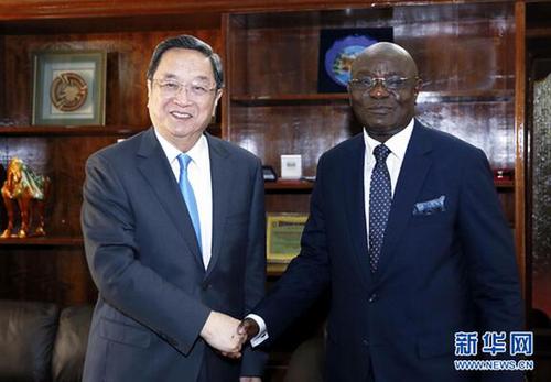 4月18日，正在加纳进行正式友好访问的全国政协主席俞正声在阿克拉同加纳议会议长阿伽霍举行会谈。 新华社记者鞠鹏摄