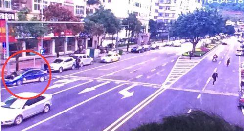 男子开小车顶着女子街头狂飙1公里 撞花圃后逃离