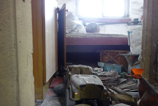 李玉前家，孩子的玩具和足球布满了灰尘。