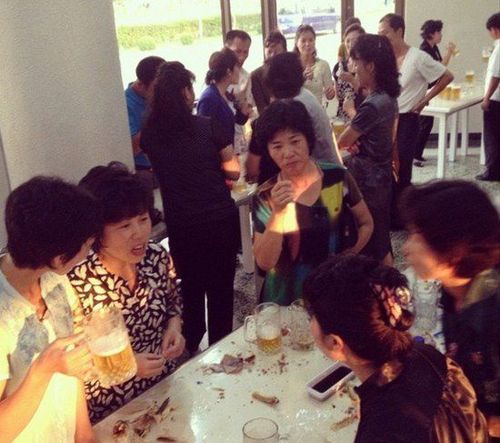 资料图：一家朝鲜酒吧。