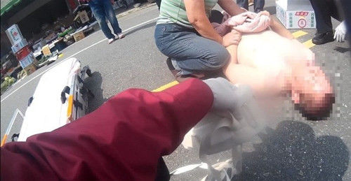 台湾40岁男子全裸躺马路 只因母亲不给他买手机