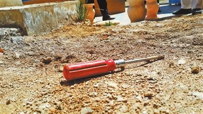 19楼掉螺丝刀插入男孩颅脑 家人自行拔出又致损伤