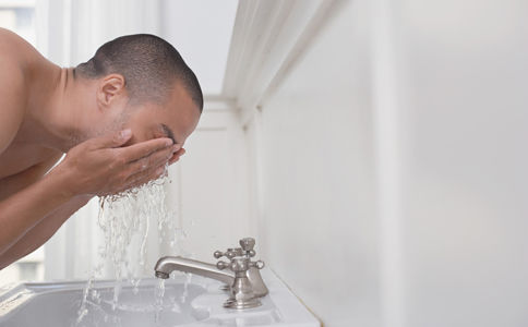 男人也该敷敷面膜 皮肤控油的5个准则 男士护肤的小窍门 男士油性皮肤如何护肤 油性皮肤如何控油