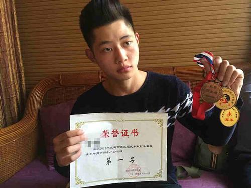 武校生致伤案陷罗生门:伤者称有女友未骚扰邻座