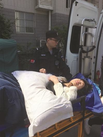 4月18日上午10点40分，南京市鼓楼公安分局接到报警称，在鼓楼区安怀村小区，一位产妇在楼道里产下了一名男婴。三分钟后，上元门警务服务站民警吴卫民及特勤人员到达现场。从向120求助、护送产妇去医院一直到挂号缴费看医生，吴卫民一直充当着“奶爸”的角色。直到下午一点半，看着产妇安然无恙才离开医院。