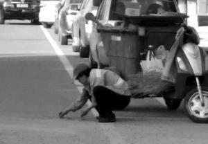 “环卫工捡瓜子皮”刷爆朋友圈 引发网友反思