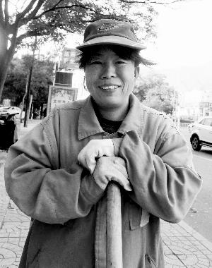 一把扫帚伴随王明琴整整六年。