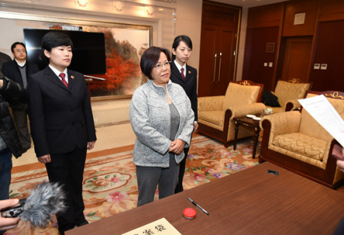 “百名红通”4号嫌犯黄玉荣从美国回国投案自首。中央纪委监察部网站 周哲 摄