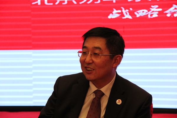 全国政协委员、中国侨联副主席乔卫阐述新时期做好海外同胞援助服务的重要意义。新华社记者  李明放摄影