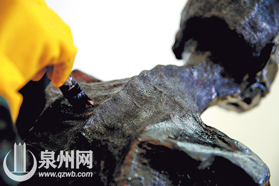 通体贴覆纱布，助肉身塑型。